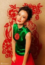 组图：张萌新年时尚大片出炉 红绿搭配喜庆跨年