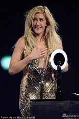 组图：艾丽-古尔丁狂发甩发 脱衣豪放露金内衣