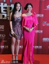 组图：50岁王姬21岁女儿美艳近照 身材高挑展妩媚