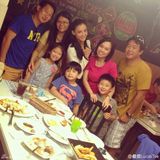 组图：张柏芝带两子吃饭 淡妆上阵美艳依旧