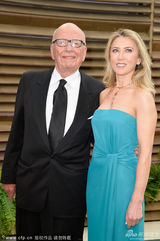 组图：82岁默多克亮相名利场晚宴 金发女郎相伴