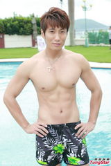 组图：亚姐穿比基尼出镜 水中嬉戏上下失守