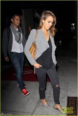 组图：杰西卡-阿尔芭外出约会 丈夫紧随似助理