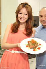 组图：安心亚大展厨艺积极收歌筹备新碟