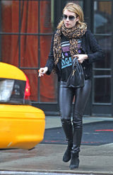 高清组图：艾玛-罗伯兹现身纽约 和男友人亲密