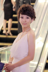 高清图：谢楠着长裙知性优雅 携手包贝尔亮相狮城 