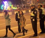 组图：李咏全家看艾薇儿个唱 女儿穿黑丝显成熟