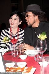 组图：况明洁大婚激动流泪 台湾综艺二张登台致辞