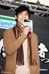 幻灯图：周渝民冬日代言扮温暖大使