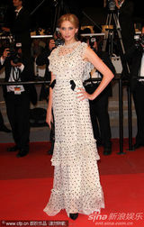 组图：竞赛片《勒阿弗尔》首映 贝尔波点裙轻盈