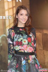 组图：吴千语周柏豪不理绯闻挽手走秀