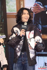 组图：萧敬腾亮相签书会长发飘飘 粉丝挤爆现场