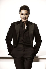 组图：李宗翰黑白写真 眼神深邃儒雅气质完胜