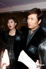 幻灯图：苗侨伟携夫人戚美珍出席新车发布活动