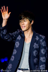 高清组图：玄彬上海开唱 与粉丝合影自拍乐陶陶