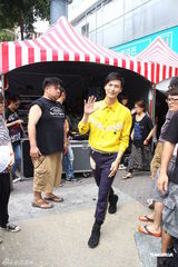 组图：严爵MV中谈恋爱 假戏真吻被漏拍