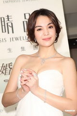 组图：张榕容幸福代言 小露事业线