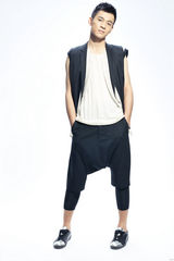 组图：乔振宇初夏清爽写真 身姿挺拔显潮男风范