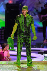 组图：马克沃尔伯格惨被泼油漆 变真人版绿巨人