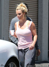 组图：布兰妮吊带T恤亮相 素颜出街步履匆匆