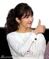 组图：韩性感女星Clara宣传新剧 深V纱裙秀巨乳