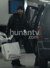 组图：姚晨怀孕心情靓 疯狂购物老公当跟班