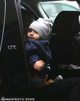 组图：米兰达现身机场 爱子对镜头抛媚眼