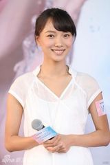 组图：王珞丹人气无敌 与粉丝大玩三连拍