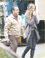 组图：凯蒂-贝金赛尔新片伦敦热拍 片场傻笑