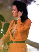 组图：C罗女友伊莉娜拍写真 中门大开胸部侧漏