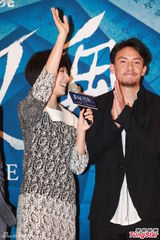 组图：杨采妮《圣诞玫瑰》首映 郭富城耍宝