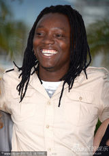 组图：电影《仙境》发布会 众主创抱作一团亲密无间