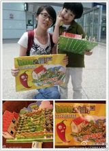 组图：孟庭苇5岁爱子搞怪帅气爱亲亲