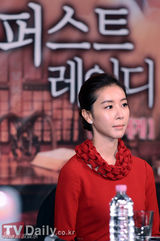 组图：韩恩贞红装出席新片《致给她》发布会