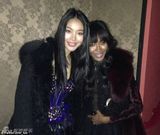 组图：罗紫琳性感三点式美腿蛮腰 富豪男友偷瞄