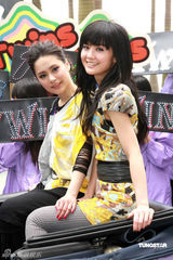 幻灯图：TWINS记者会上对饮 宣布下月开演唱会