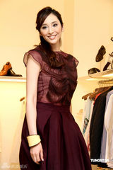 高清图：吴佩慈高腰酒瓶裙走秀 黄色套装妩媚明艳