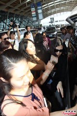 组图：郑少秋遇疯狂女粉丝 太太面露不悦