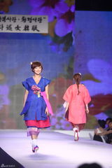 高清组图：KARA与Rainbow等参加韩服秀 展现古典美