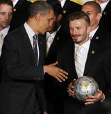 组图：奥巴马白宫宴请众球星 贝克汉姆赠送球衣