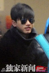 组图：谢娜机场素颜被拍 穿孕妇装“孕味”十足