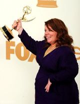 组图：艾美奖后台 梅丽莎-麦卡西开心亲吻奖杯