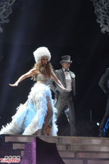 组图：洛佩兹香港开唱秀翘臀 钟楚红优雅捧场