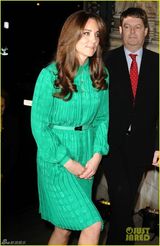 组图：凯特王妃百褶绿裙明艳 新发型显女人味