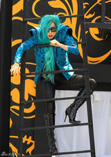 组图：Lady Gaga化身“蓝发魔女” 多伦多露天献唱