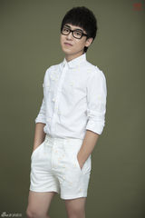 组图：刘心最新宣传照曝光 雏菊点缀显文艺范儿