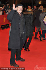 幻灯图集：《捉刀手》首映 准妈妈助阵布鲁斯南