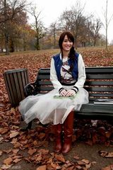 组图：《胜女的代价》陈乔恩伦敦取景展英伦学院风