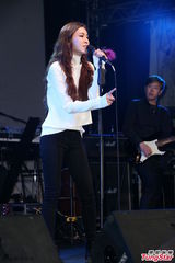 组图：范范开唱摆脱乖女形象 盼老公别再捉弄她