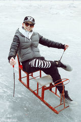 组图：胡夏现身露天冰场 传授驰骋冰场秘诀